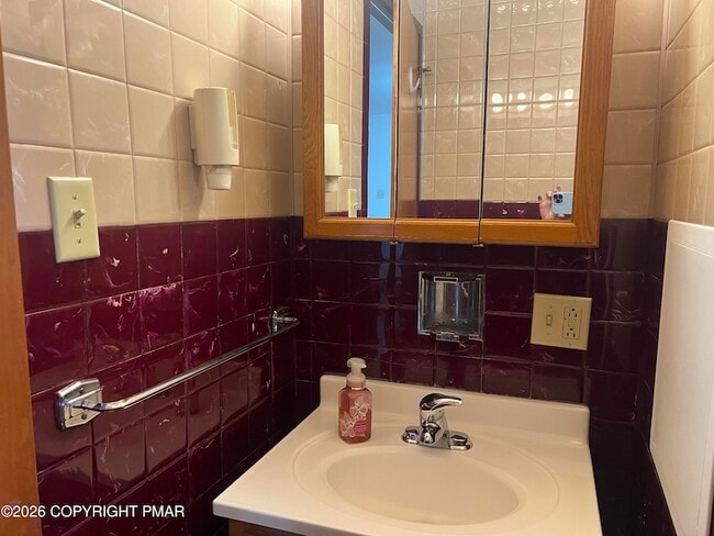 Building Photo - 144 E Diaz Ave