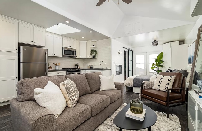 Building Photo - Discover this perfect beach town gem!