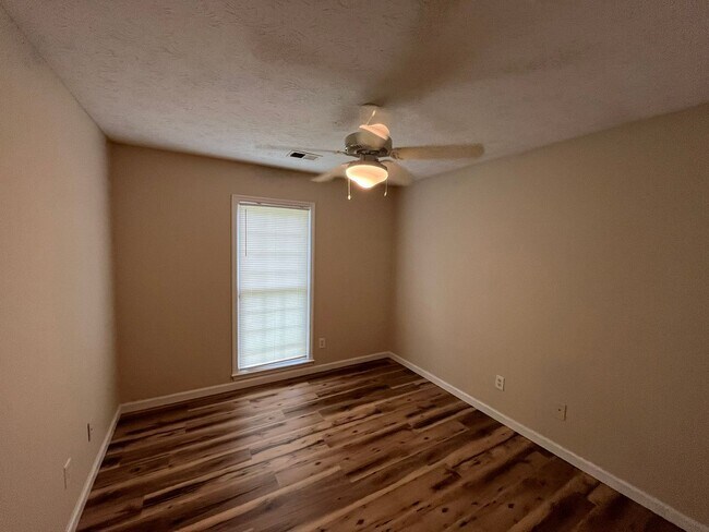 Building Photo - Hidden Gem in Holiday Park Subdivision!