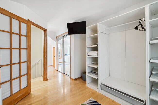 Building Photo - 40 Ella St