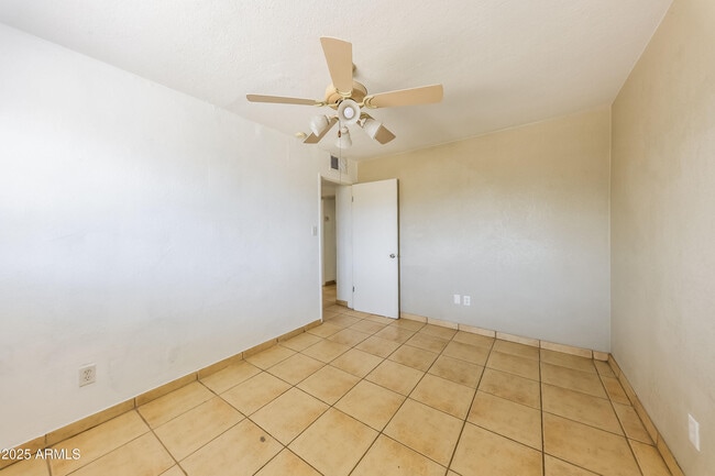Building Photo - 2753 W Lawrence Ln