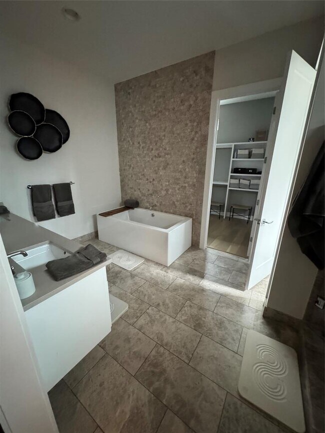 Building Photo - 1908 Kinney Ave