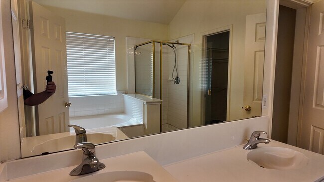Building Photo - 3316 Bluegrass Dr