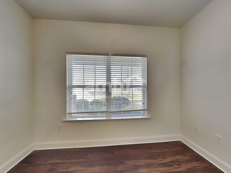 Building Photo - 439 W Rustling Leaves Ln