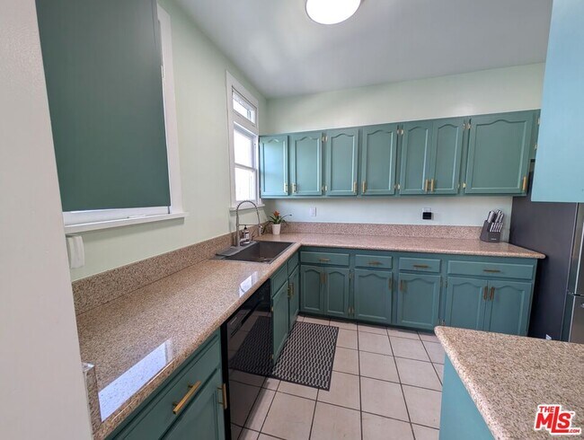 Building Photo - 2404 5th Ave