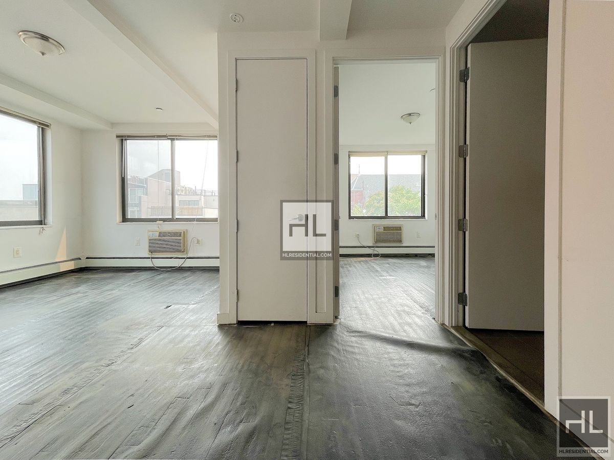 Building Photo - METROPOLITAN AVENUE