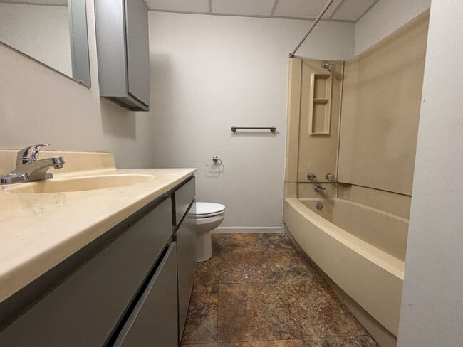 Building Photo - Renovated 1 Bedroom, 1 Bath Apartment at t...