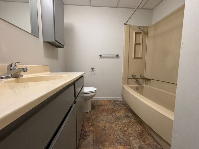Building Photo - Renovated 1 Bedroom, 1 Bath Apartment at the Brookside Apartments!