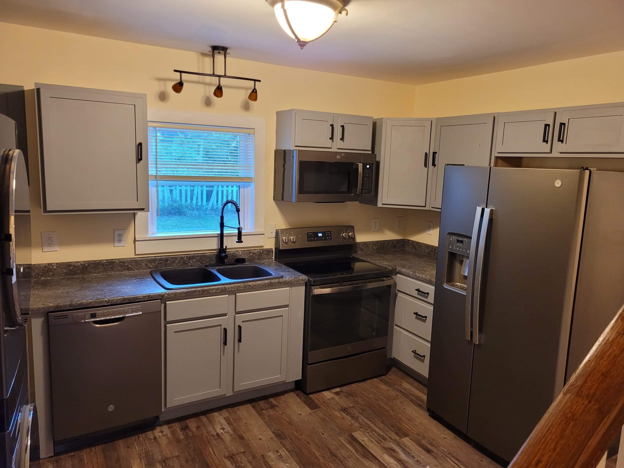 Building Photo - 153 E High St