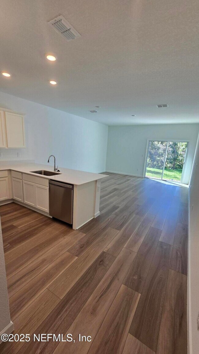 Building Photo - 603 Holly Lks Dr