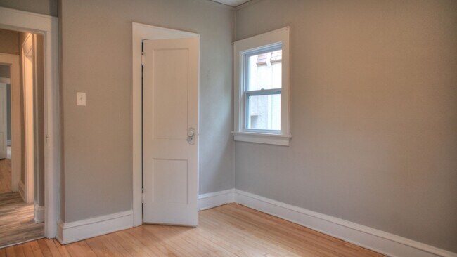 Building Photo - 2865 N Frederick Ave