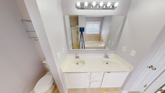 Building Photo - 4 Bedrooms in Sought After Neighborhood & ...