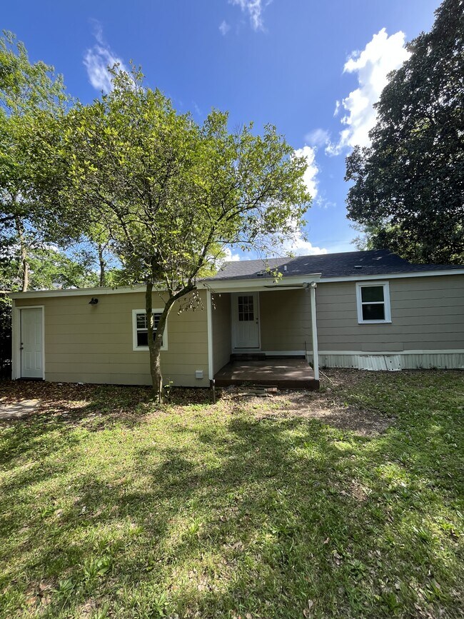 Building Photo - 126 W Cherry Dr