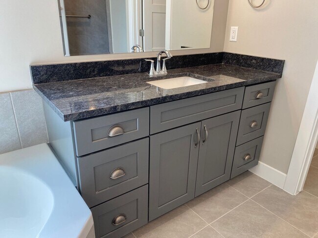 Building Photo - Newer- Red Mountain Vista Town Home,