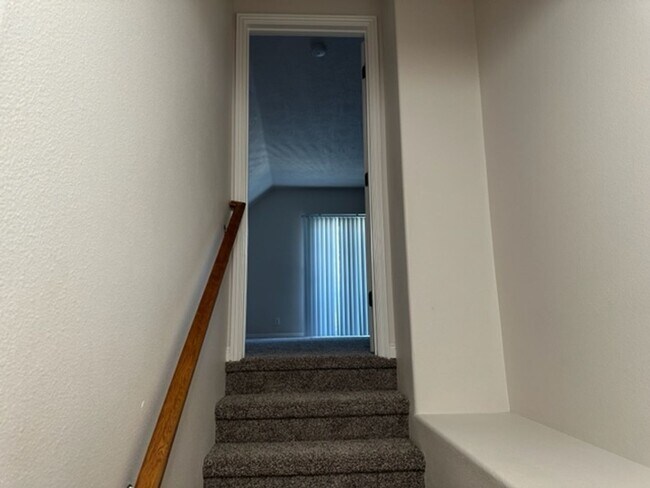 Building Photo - 943 Mount Hood Pl N