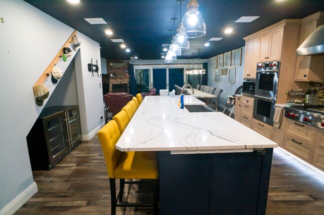 Building Photo - FULLY FURNISHED LAKE HOME