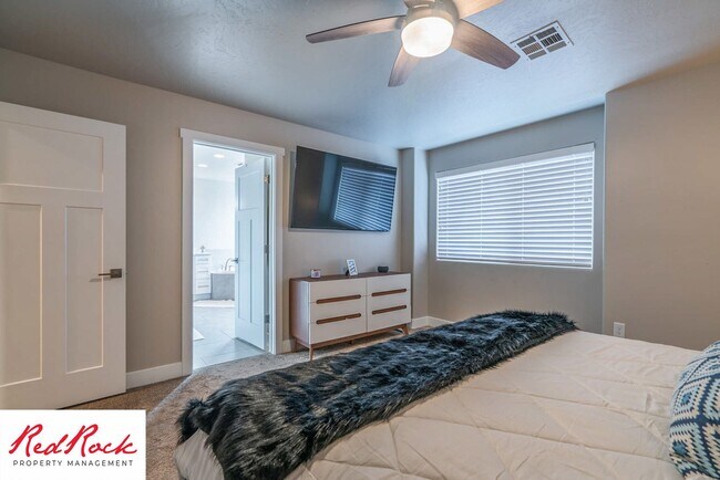 Building Photo - Beautiful townhome in desirable neighborho...