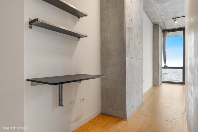 Building Photo - 235 W Van Buren St
