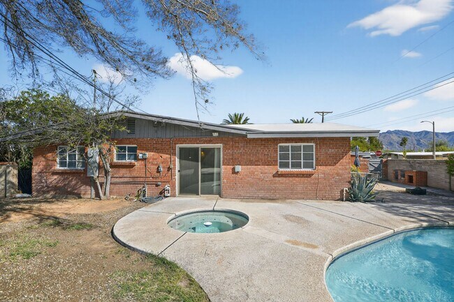 Building Photo - 2272 E Blacklidge Dr