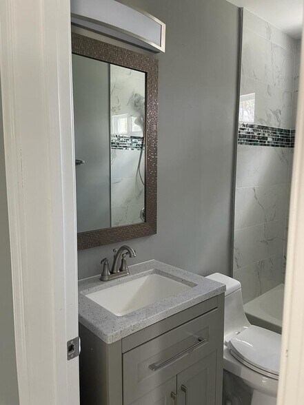 Main Floor Full bath - 5013 Nantucket Rd