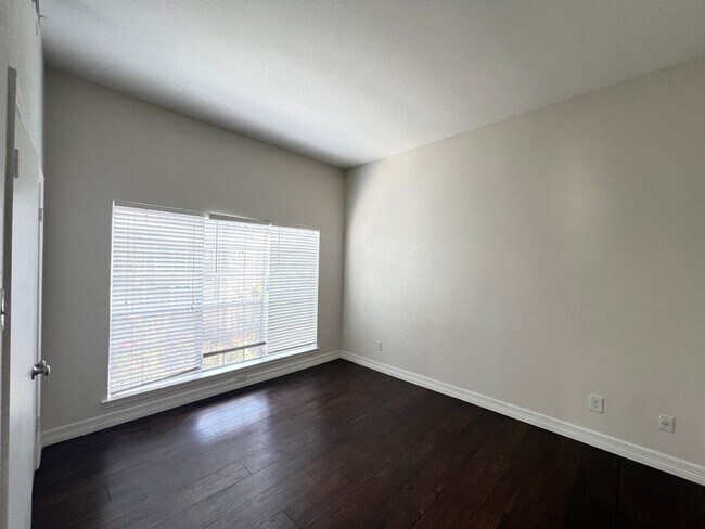 Building Photo - 10432 High Hollows Dr