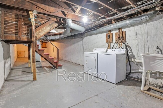 Building Photo - 1458 Bryden Rd