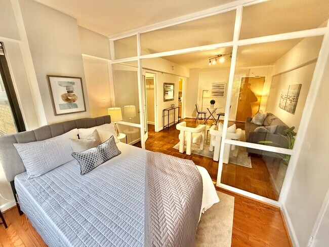 Building Photo - FREE RENT!  Unique Studio in Foggy Bottom with Solarium Near GW University and Hospital. An Excep...