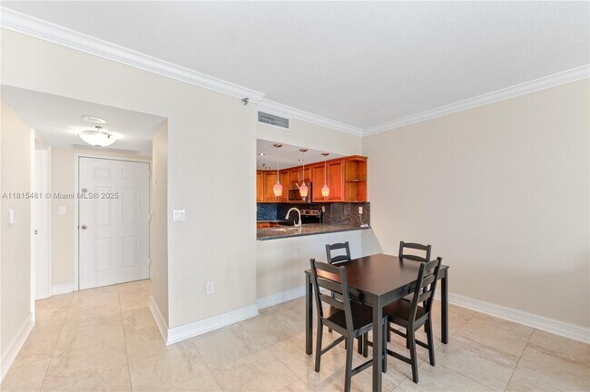 Building Photo - 540 Brickell Key Dr