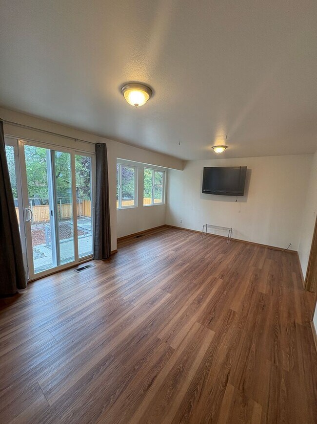 Building Photo - Fairwood Home for lease two story fenced y...
