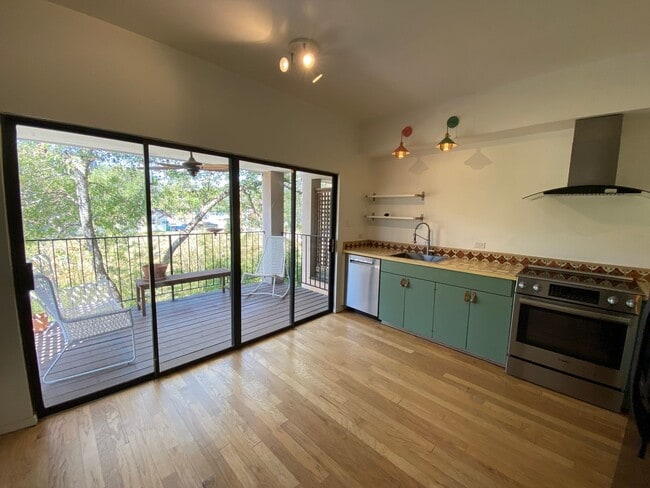 Building Photo - Alamo Heights Gem ~  2 / 2.5 Multi-Level C...