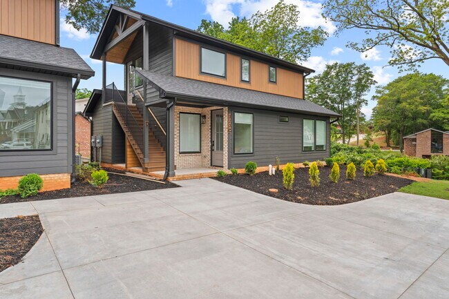 Building Photo - Medford Mews, Carriage House 323