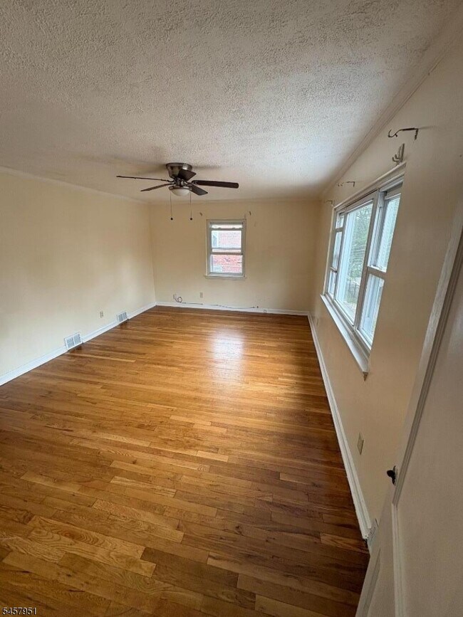 Building Photo - 138 Midland Pl