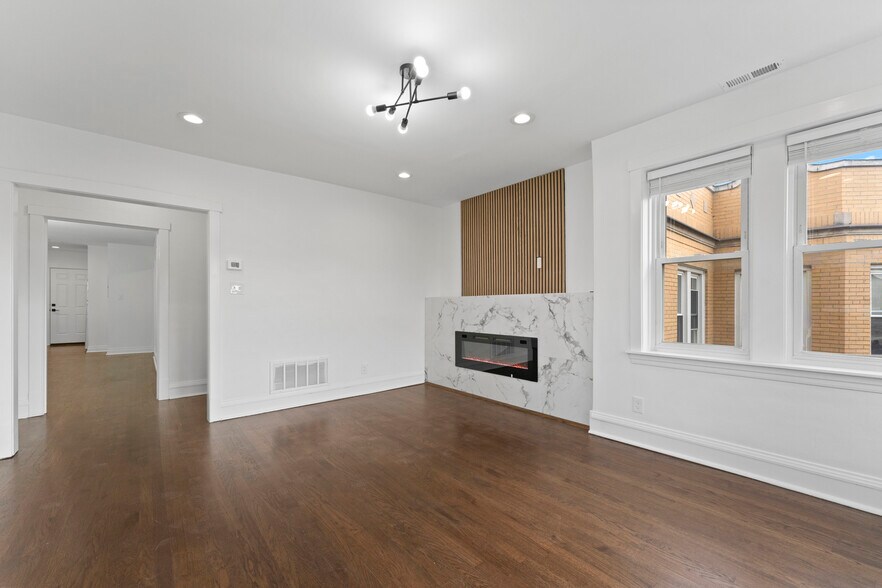 Building Photo - 5304 W Cornelia Ave