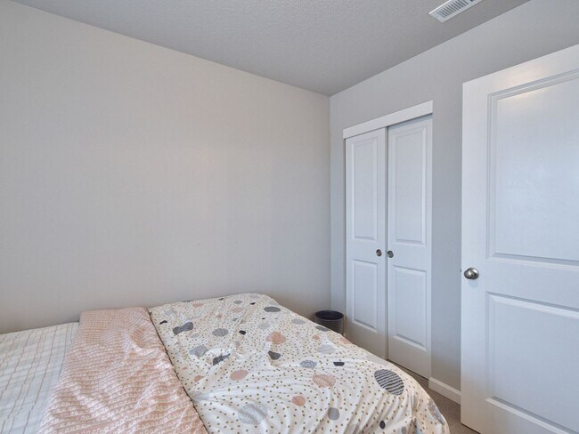Building Photo - Like New Reed's Crossing Townhouse! Available Now!!