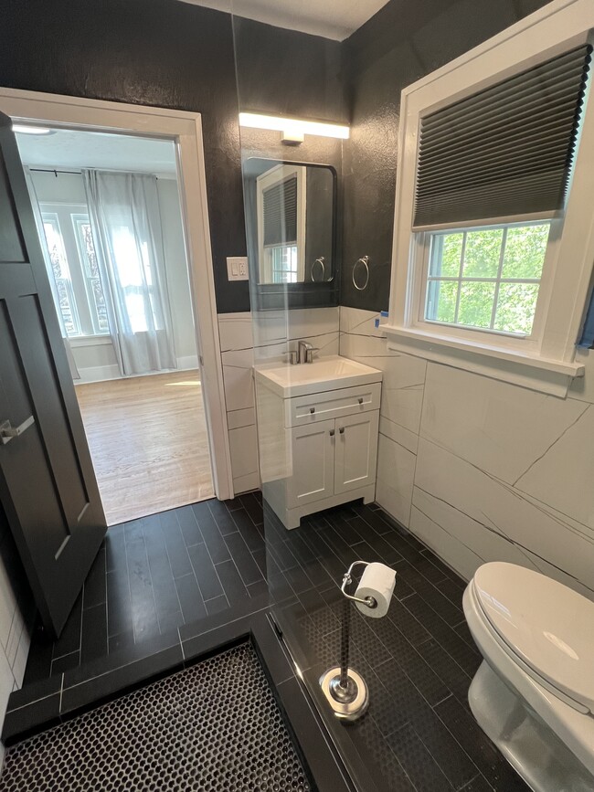 Building Photo - 115 E 12th St