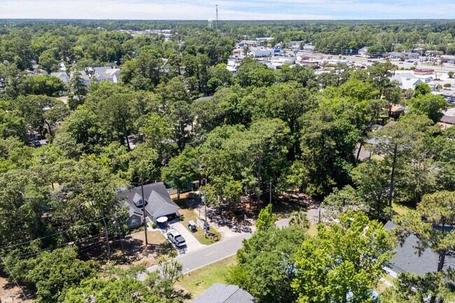 Building Photo - 715 Pine Dr