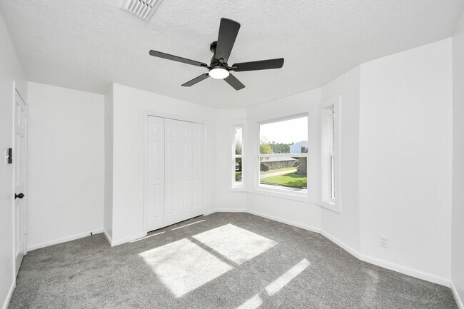 Building Photo - 616 S Rivershire Dr