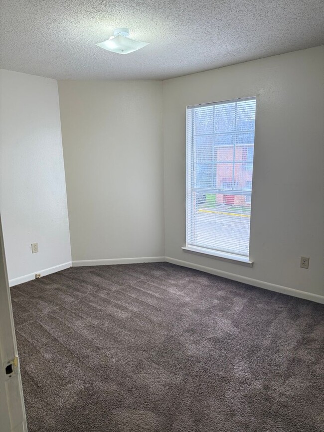 Building Photo - 2BD 2.5BA CONDO WITH WATER INCLUDED