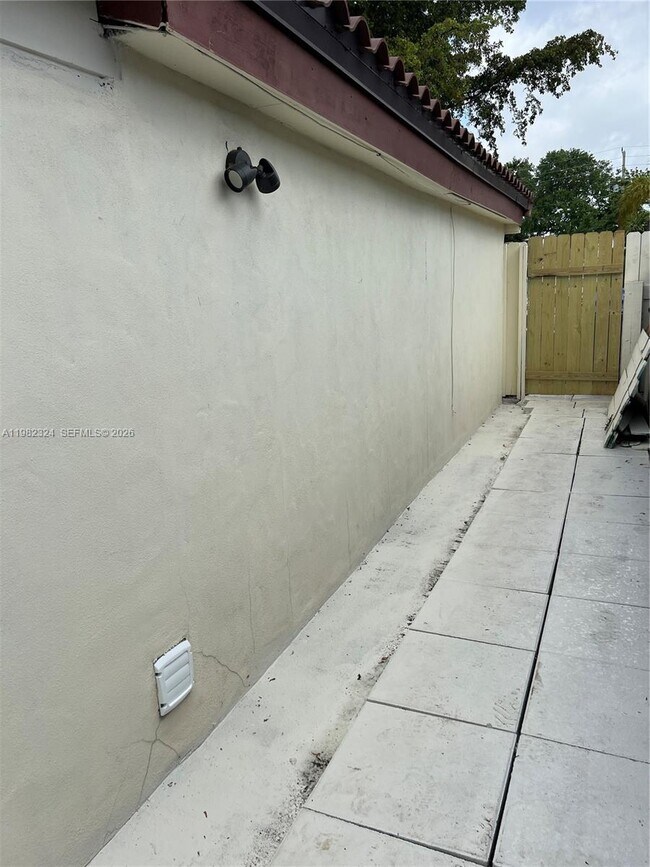 Building Photo - 1400 NE 175th St