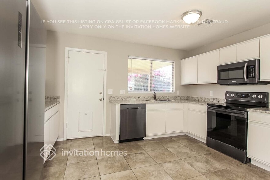 Building Photo - 15937 W Elm St