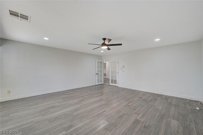 Building Photo - 3800 Beacon Point St