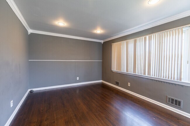 Building Photo - 4 bedrooms 1 bath