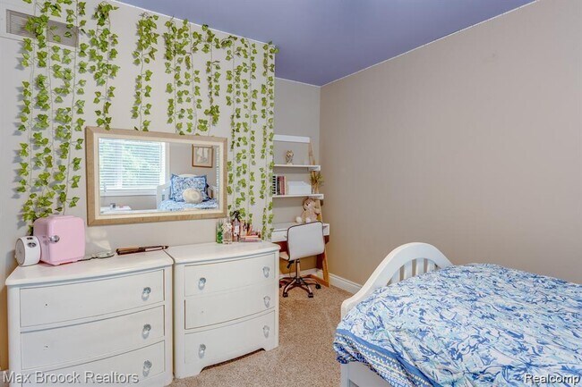 Building Photo - 1050 Oakwood Dr