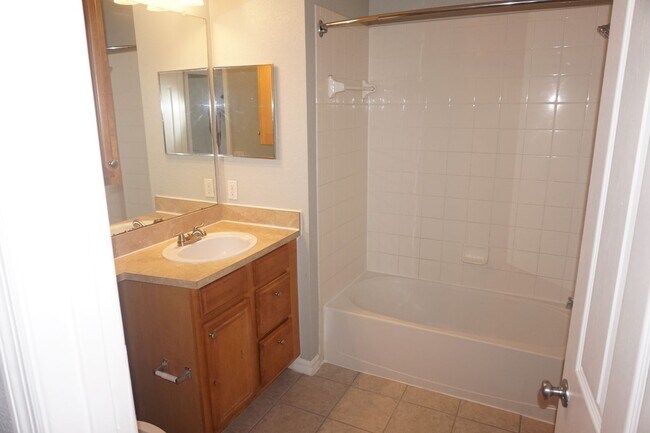 Building Photo - Newly Remodeled 1/1 in Serenata @ Metrowest