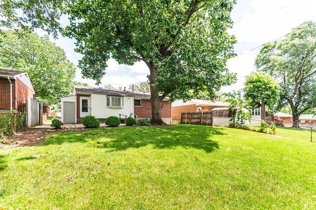 Building Photo - Lovely 3 Bedroom 1 Bathroom Home