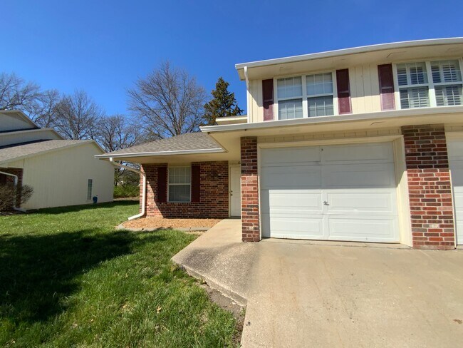 Building Photo - 3 Bedroom 2 Bathroom Duplex