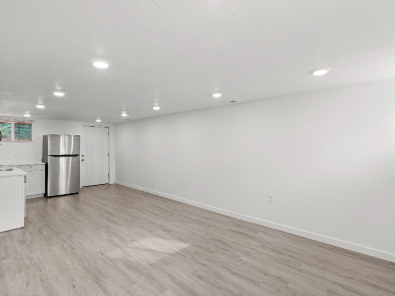 Building Photo - 915 E 1300 S
