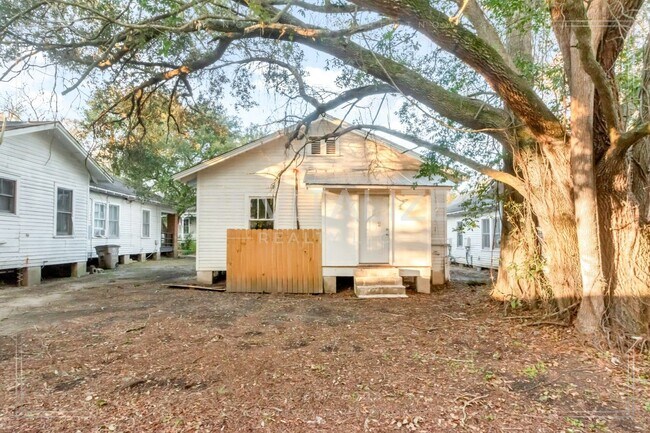 Building Photo - Charming 2-Bedroom Cottage in the Desirable New Saint Francis Community