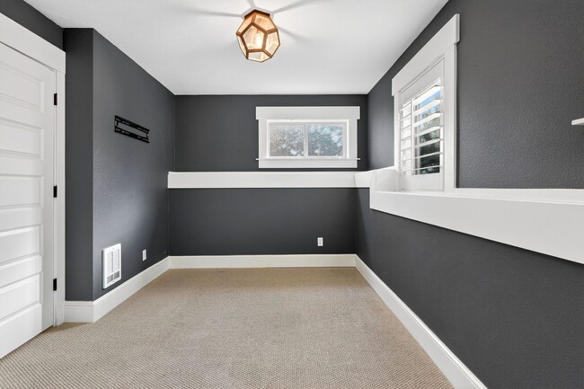 Building Photo - 100 NE Ivy St