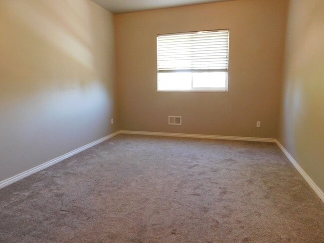 Building Photo - TWO WEEKS FREE RENT IN FOUNTAIN GREENS!